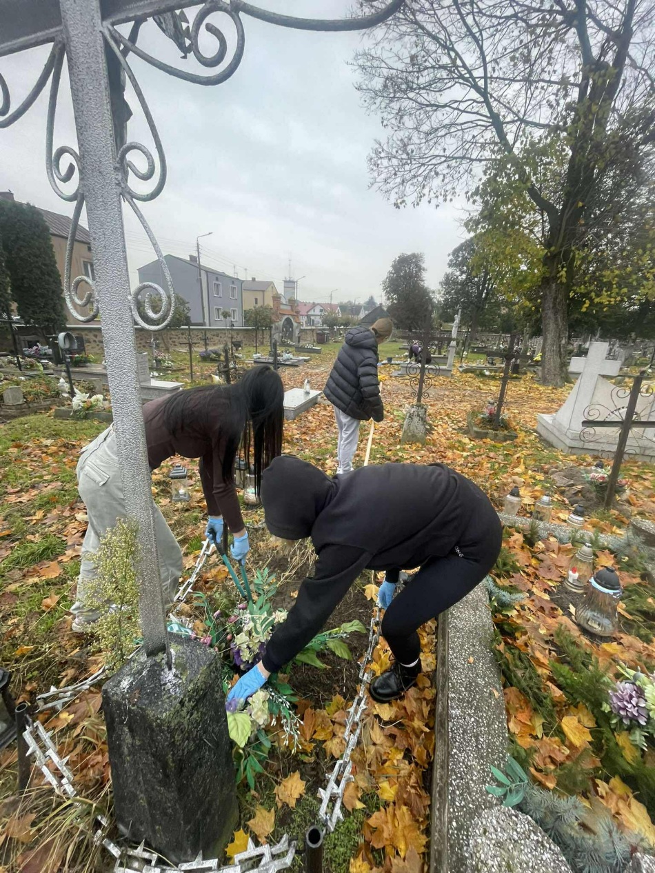 Porządkowanie grobów przez uczniów naszej szkoły